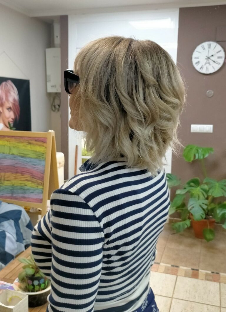 Corte a capas con tinte y mechas