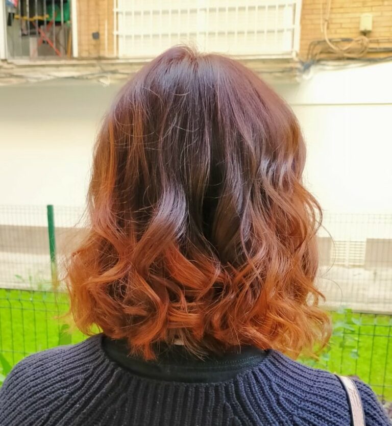 Balayage con matices rojo cobrizo